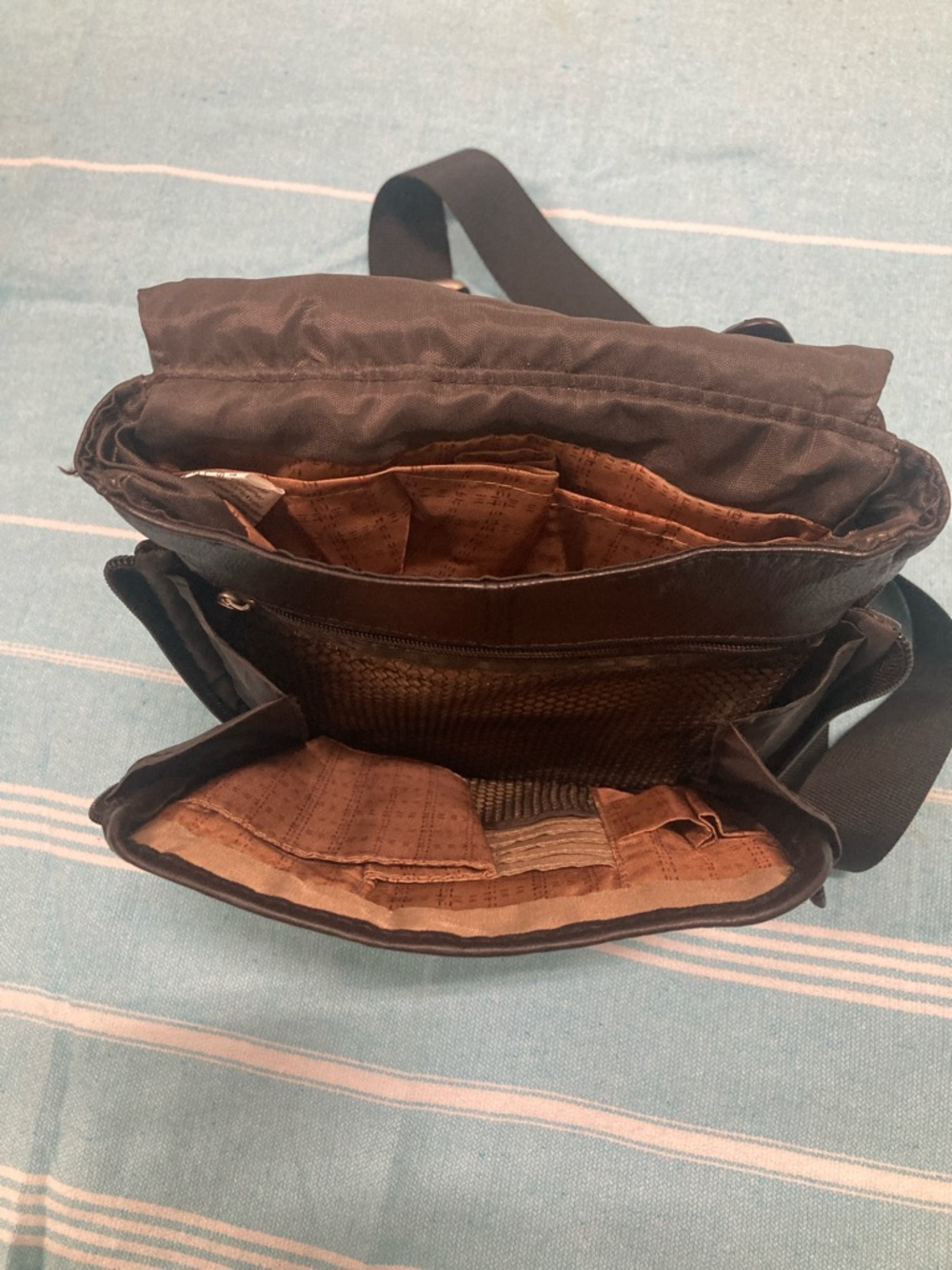 Classic Black Leather Crossbody Sling Bag for Men - Picture 3 of 8